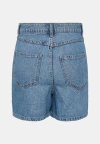Lichtblauwe denim shorts met hoge taille, twee achterzakken en zichtbare stiksels op een eenvoudige witte achtergrond.