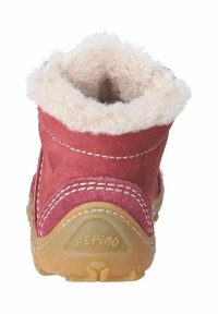 Červená semišová botka s plyšovým bílým podšívkou, vyšívanými detaily a lehkou gumovou podrážkou. Na zadní straně má trojúhelníkové logo.