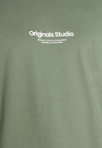 Jack & Jones JORVESTERBRO CREW NECK - Triko s potiskem - laurel wreath