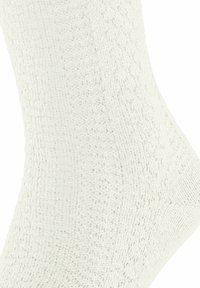 Socken aus Baumwollmischung in Off-White mit strukturiertem Muster und geripptem Bündchen. Bieten einen engen Sitz und ein atmungsaktives Gewebe für Komfort.