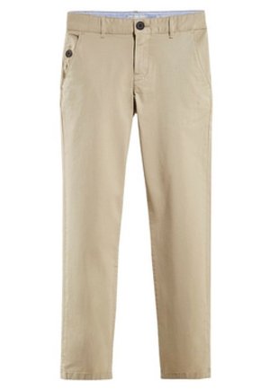 Beige chinos til mænd med bæltestropper, frontknaplukning, lynlåsgylp og sidelommer, vist fladt på en hvid baggrund.