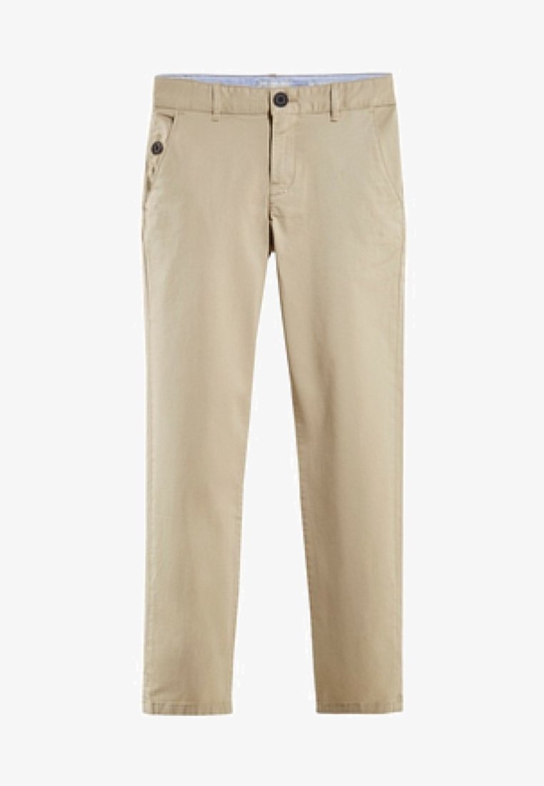 Chinos beige pour hommes avec passants de ceinture, fermeture à boutons à l'avant, braguette zippée et poches latérales, présentés à plat sur fond blanc.