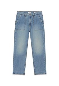Jasnoniebieskie dżinsy z denimu o prostych nogawkach, pięć kieszeni, wyblakła faktura, widoczne przeszycia wzdłuż szwów oraz metalowe zapięcie na guzik.