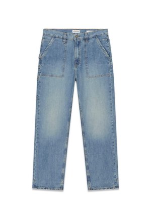 Vaqueros de mezclilla azul claro, diseño de pierna recta, cinco bolsillos, textura desvaída, costuras visibles a lo largo de las costuras y cierre con botón de metal.