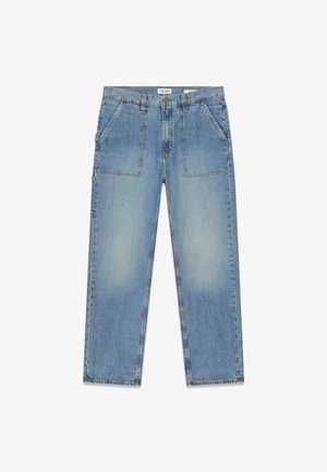 Vaqueros de mezclilla azul claro, diseño de pierna recta, cinco bolsillos, textura desvaída, costuras visibles a lo largo de las costuras y cierre con botón de metal.