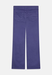 Pantalons larges violets en tissu mélangé coton, dotés de deux poches arrière et de détails de couture subtils.