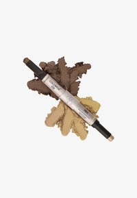 Dubbelzijdige crèmestift met een metallic bronzen punt en een matte gouden punt, geplaatst op gestructureerd bruin en beige poeder.