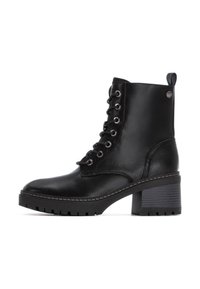 Botas de tobillo de cuero negro con un tacón texturizado y diseño de cordones, que cuentan con detalles de metal plateado y una suela elevada para mayor agarre.