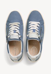 Blå lädersneakers med en strukturerad yta, ljusgrå accenter, vita snören, sidodragkedja och en vadderad innersula. Rund tådesign.