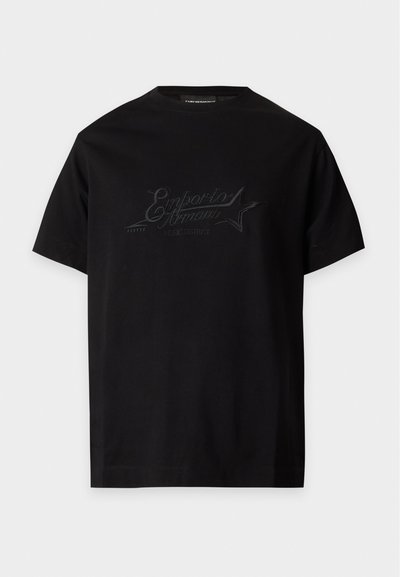 Μαύρο T-shirt με κοντά μανίκια και διακριτικό μαύρο κεντητό λογότυπο Emporio Armani Music District και αστέρι στο στήθος.