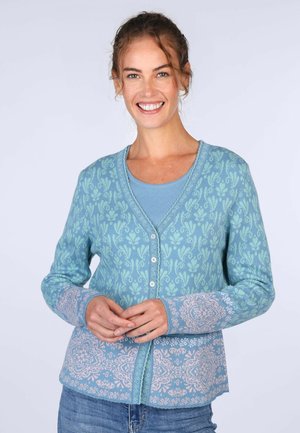 Hellblaues Strickjacke mit floralen Mustern; lange Ärmel mit gemusterten Bündchen; vier Knöpfe vorne; weicher, texturierter Stoff.