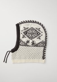Strikket balaklava i kremfarge og svart, med geometriske mønstre, prikket tekstur og stripete detaljer langs kantene. Snører i bunnen.