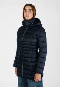 Giubbotto imbottito blu navy con silhouette aderente, chiusura con zip e cappuccio regolabile. Presenta una cucitura orizzontale e dettagli arancioni.