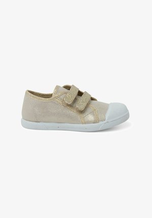 Chaussures en paillettes dorées pour enfants avec double bande velcro, protection en caoutchouc blanc à l'avant, toile texturée et col rembourré pour plus de confort.