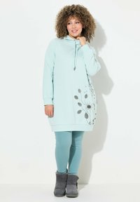 Vestito cappuccio blu chiaro con stampa floreale, maniche lunghe, collo con cordino, abbinato a leggins coordinati e stivali alla caviglia grigi.