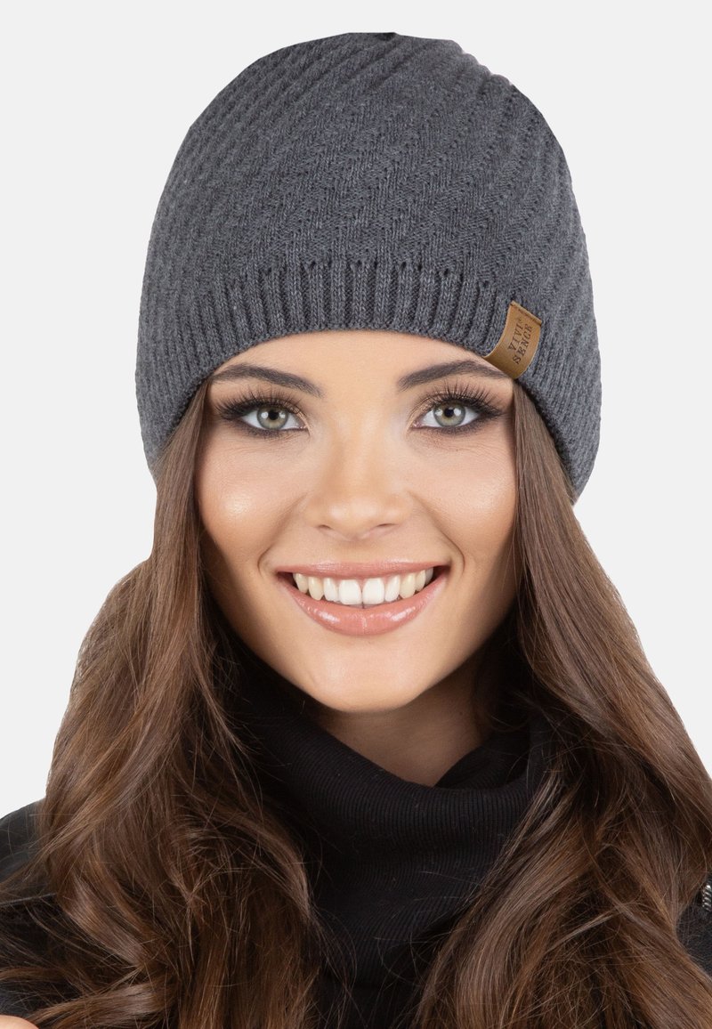 Beanie grigio lavorato a maglia con design a coste e un'etichetta in pelle marrone. Texture morbida con una vestibilità aderente, adatta per l'uso in climi freddi.