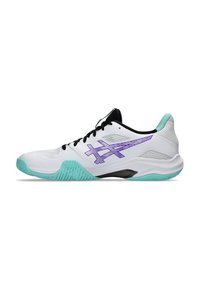 Chaussure de sport blanche basse avec semelle turquoise, logo violet sur le côté, lacets noirs et col de talon rembourré turquoise.