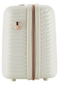 Valigia rigida di colore bianco sporco con una texture a righe, zipper rosa oro e un piccolo gancio metallico sul lato. Design compatto.