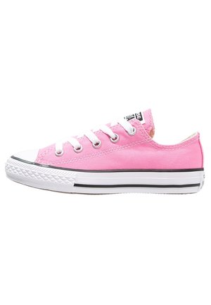 Lavtop lyserød lærreds-sneaker med hvid gummiforstærkning på tåen, hvide snørebånd og hvid gummisål med sorte striber, sidevisning.