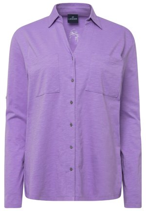 Camisa de botones morada hecha de una tela suave, con dos bolsillos en el pecho, un cuello y un corte relajado. Textura sutil visible.