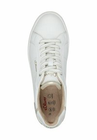 Weiße Sneaker mit glattem synthetischem Obermaterial, runder Zehenpartie und Schnürung. Verfügt über silberne Akzente und eine weiche beige Innensohle. Markenlogo sichtbar.