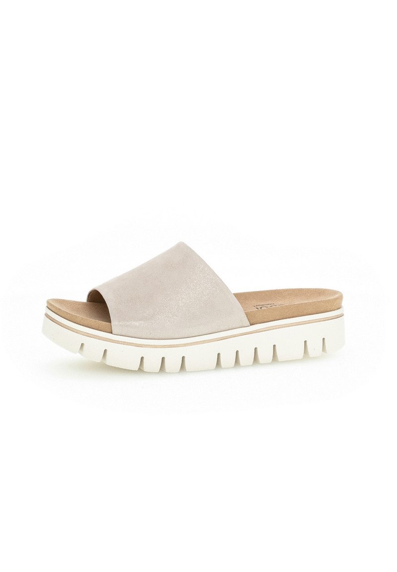 Scarpe aperte in suede beige con un'ampia apertura sulla punta, suola platform spessa di colore bianco e dettagli testurizzati visibili sul bordo della suola.
