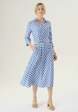 Blau-weiß gemustertes Hemdkleid mit langen Ärmeln, taillierter Taille und Knöpfen auf der Vorderseite; glatter Stoff und rocklanger Schnitt.