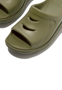 Olijfgroene slide-sandalen van glad plastic, met drie uitsparingen aan de bovenkant en een gestructureerde binnenzool voor grip.