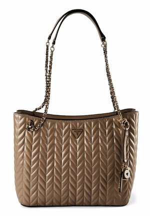 Sac à main en cuir taupe matelassé avec des anses chaîne, logo de la marque triangulaire sur le devant, et un charme décoratif suspendu sur le côté.