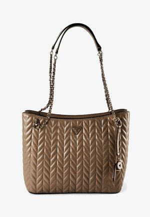 Sac à main en cuir taupe matelassé avec des anses chaîne, logo de la marque triangulaire sur le devant, et un charme décoratif suspendu sur le côté.