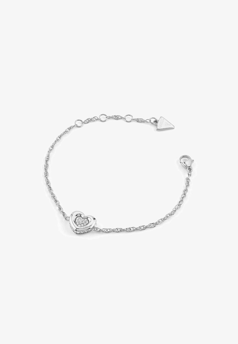 Bracciale in argento con un ciondolo a forma di cuore con un centro scintillante. Include una chiusura a moschettone e un piccolo tag triangolare.