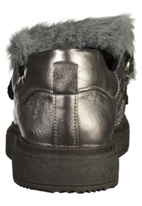 Metallisch silberner Lederstiefel mit einer strukturierten schwarzen Gummisohle und grauem Kunstfellkragen, ausgestattet mit Schnallen-Details an der Seite.