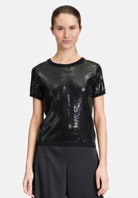 Schwarzes Pailletten-Top mit kurzen Ärmeln, rundem Ausschnitt und schwarzem geripptem Saum. Die Oberfläche ist glänzend, da die Pailletten eine reflektierende Fläche erzeugen.