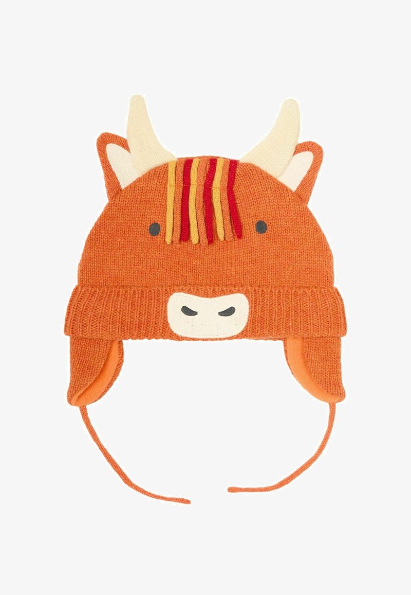 Gorro de punto naranja con diseño de vaca, con orejas y cuernos blancos, ojos negros y acentos rojos y amarillos en la parte superior. Incluye correas para la barbilla.