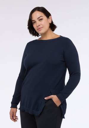 Marineblaues langärmliges Oberteil mit einem strukturierten Strickkragen und Saum. Verfügt über einen leicht asymmetrischen Schnitt mit seitlichen Schlitzen und gerippten Akzenten.