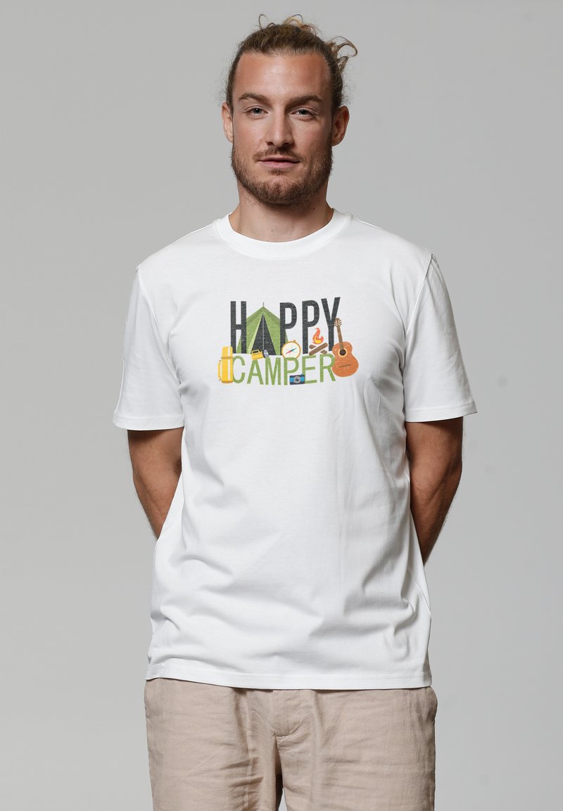 Witte katoenen t-shirt met de tekst "HAPPY CAMPER" in kleurrijke ontwerpen, inclusief een campingtent en verschillende outdoor-iconen.