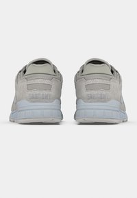 Graue Wildledersneaker mit einem Mesh-Zungenriemen und einer hellblauen Gummisohle. Verfügt über das auf der Ferse eingeprägte "SAUCONY"-Logo und einen gepolsterten Kragen.