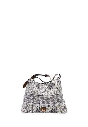 Bolso de hombro de tela con patrones tribales en azul y marrón, correa ajustable de color marrón oscuro y pequeña placa de cuero con el logo en la parte delantera.