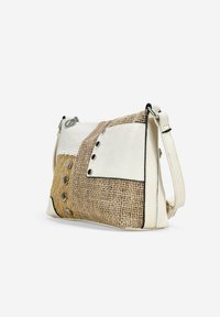 Bolso de mano con una combinación de cuero blanco y tejido beige trenzado. Presenta herrajes plateados, forma rectangular y detalles decorativos en forma de botones.
