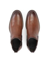 Botas Chelsea de cuero marrón con una textura suave, paneles laterales elásticos, punta redondeada y costuras en contraste a lo largo de la suela.