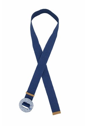 Ceinture en tissu tissé bleu marine avec une boucle ronde recouverte de tissu rayé et des accents en cuir marron clair sur fond blanc.