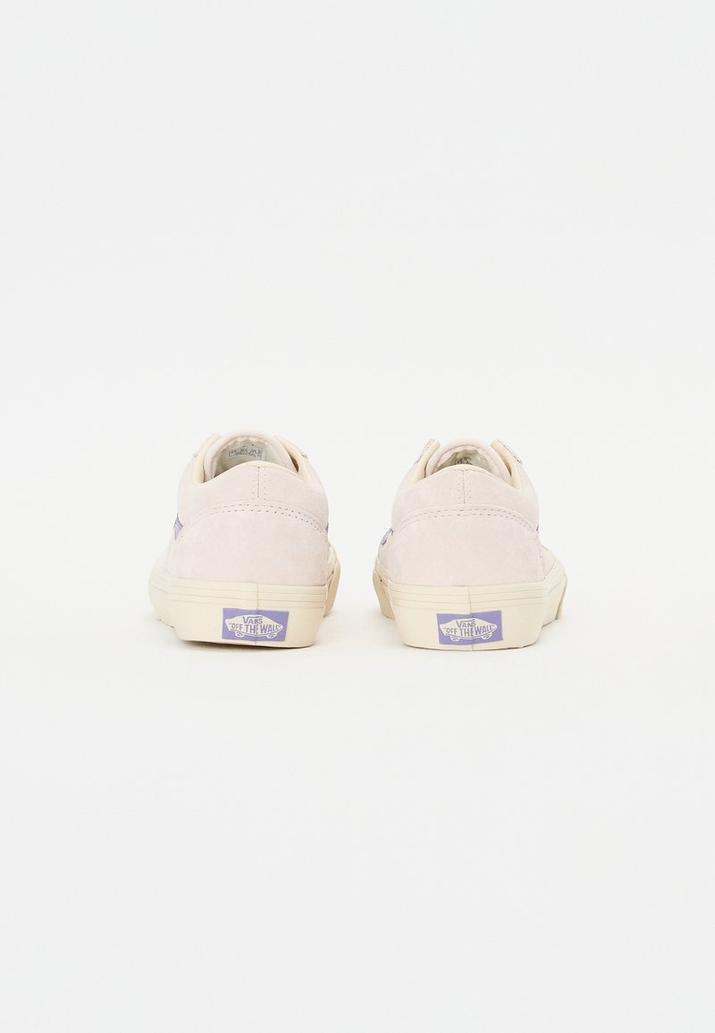 Zapatillas de ante rosa con una suela de goma crema y el logotipo morado "Off the Wall" en el talón. Forma redondeada y detalles de costura.