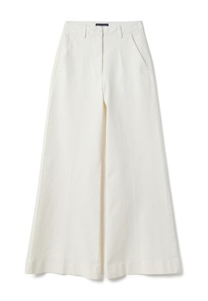 Pantalones blancos de pierna ancha con bolsillos delanteros, trabillas para cinturón y cierre con botón en la cintura.