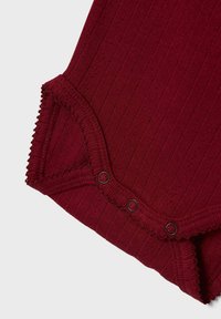 Body côtelé bourgogne avec bords en dentelle et trois boutons pression en bas. Texture douce, design ajusté, sans motifs visibles.
