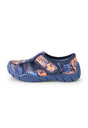 Chaussure bleue à enfiler avec une sangle velcro, dotée d'une semelle en caoutchouc texturée et ornée d'un motif de ballon de soccer ludique en orange et bleu.