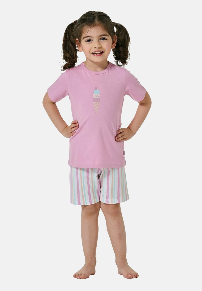 Rosa Baumwoll-T-Shirt mit einer Grafik von einer Eistüte, kombiniert mit gestreiften Shorts in Pastellfarben: Rosa, Blau und Grün. Keine Schuhe.