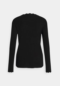 Maglietta nera a maniche lunghe con texture a costine e scollatura ondulata. Il tessuto appare liscio ed elastico. Design semplice e aderente.