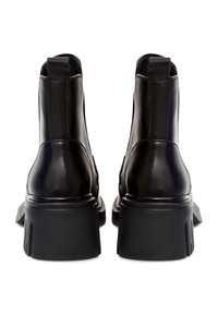 Paire de bottines en cuir noir avec talons blocs épais, vues de dos sur fond blanc.