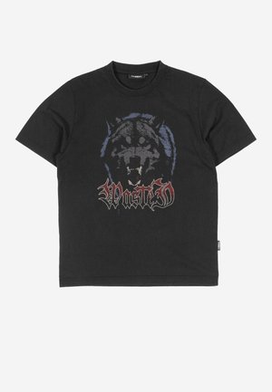 Maglietta nera a maniche corte con un grafico di un cane ringhiante e la parola "WASTED" in lettere stile gotico rosse e bianche sul davanti.