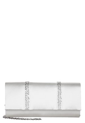 Biała satynowa kopertówka z dwoma pionowymi rzędami małych srebrnych ćwieków i srebrnym łańcuszkowym paskiem, na białym tle.